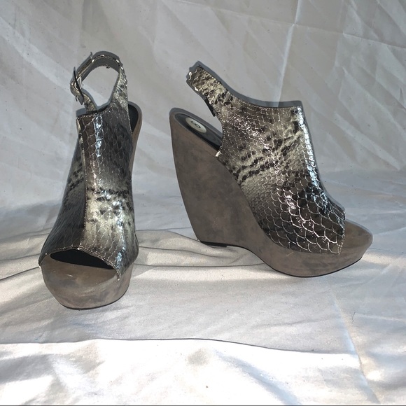 Gray shoe - Picture 3 of 3